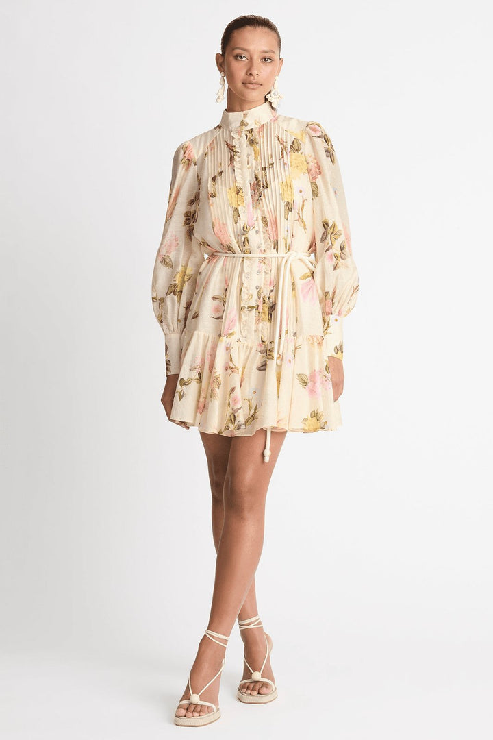 Dames mini hemdjurk Sylvie met speelse bloemenprint en delicate kanten rand, ideaal voor de zomer.