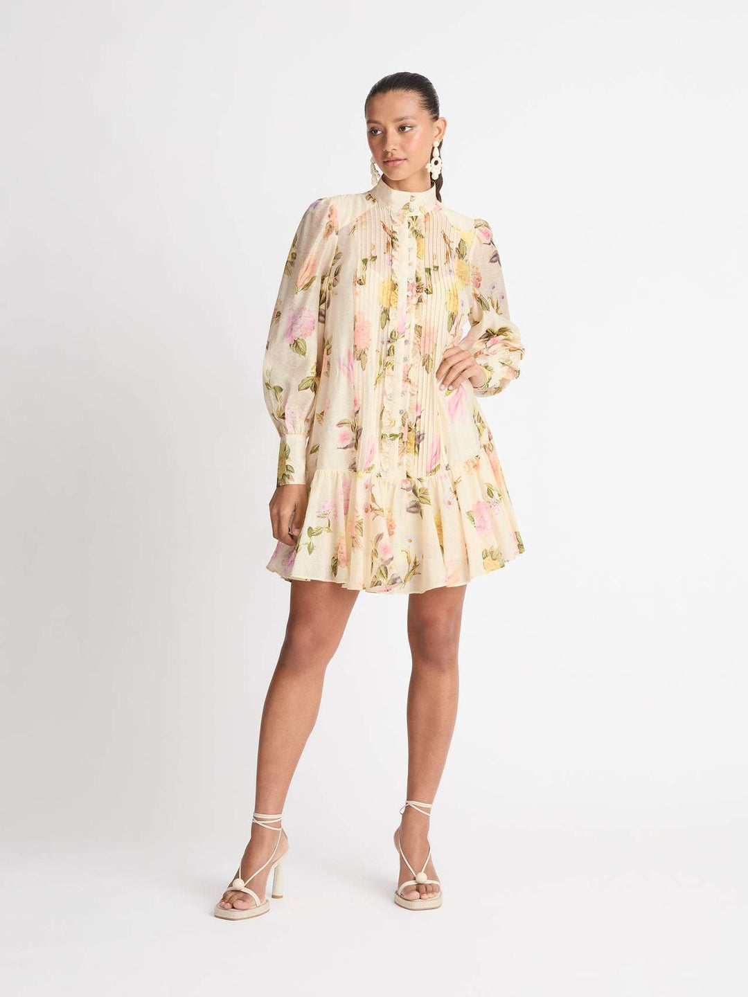 Korte dames zomerjurk met vrolijke bloemenprint en elegante kanten details aan de zoom.