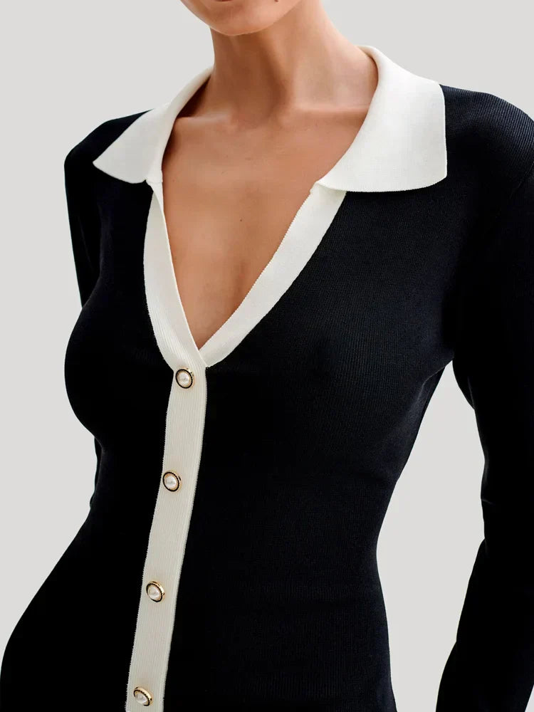 Amira dames mini jurk, chic en verleidelijk, met open rug detail en nauwsluitende pasvorm.
