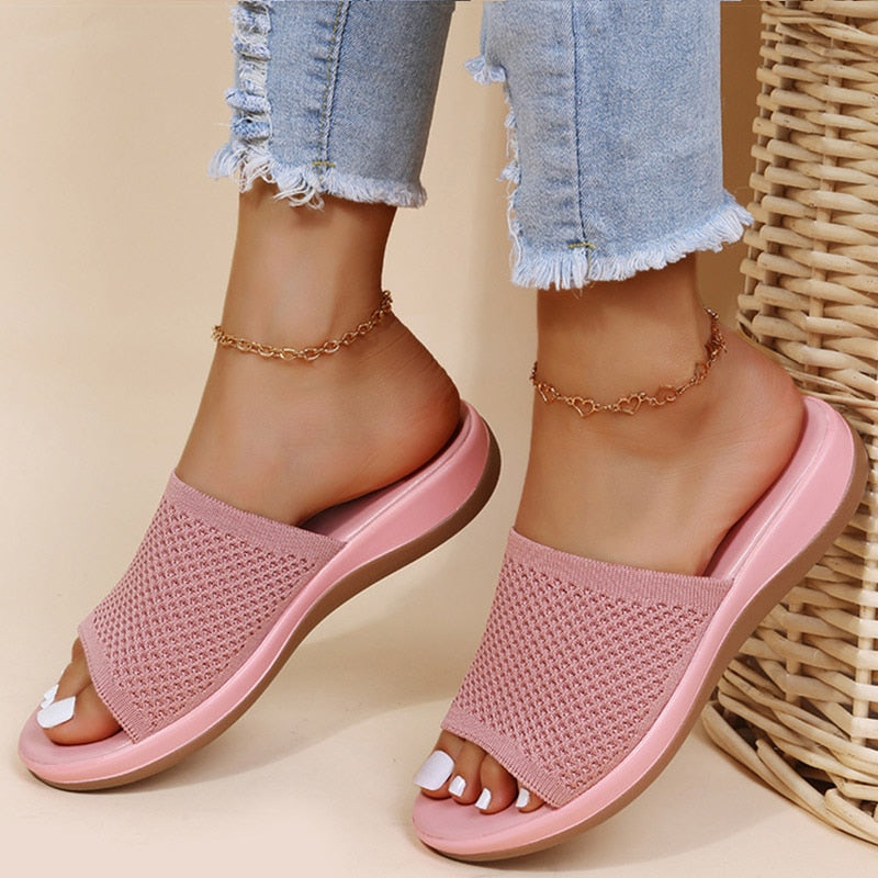 Stijlvolle handgemaakte retro dames sandalen, perfect voor zomerse dagen op het strand of in de stad.