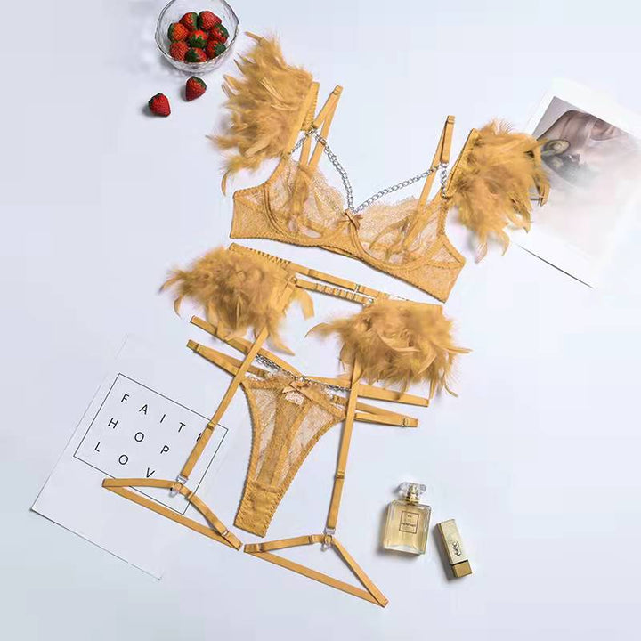 Sensuele dames Mirella lingerie voor een onvergetelijke, intieme ervaring; een 3-delige kanten set.