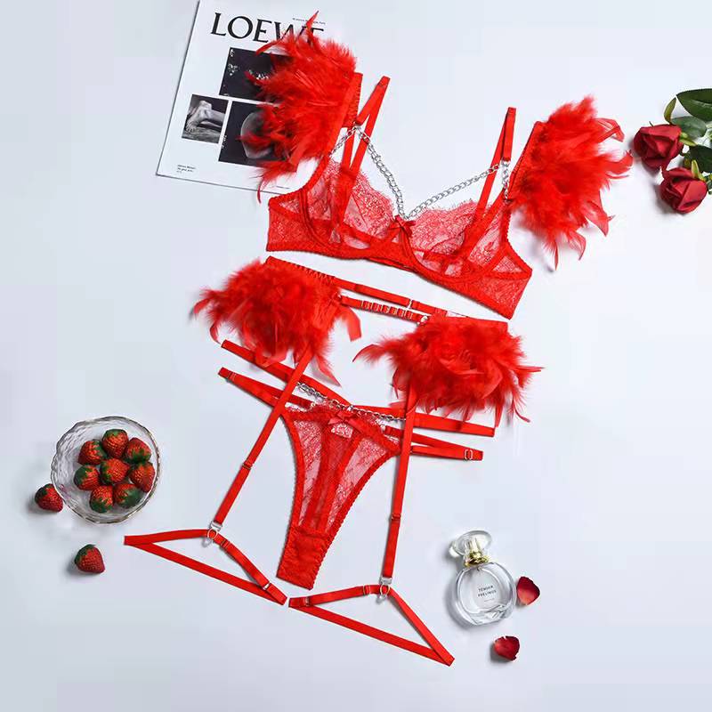 Verstelbare bandjes en fijne kanten details op de Mirella 3-delige lingerieset, voor comfort.