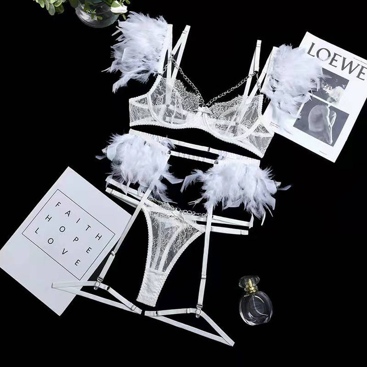Luxe 3-delige kanten Mirella lingerieset, ontworpen voor comfort, verleiding en de moderne vrouw.