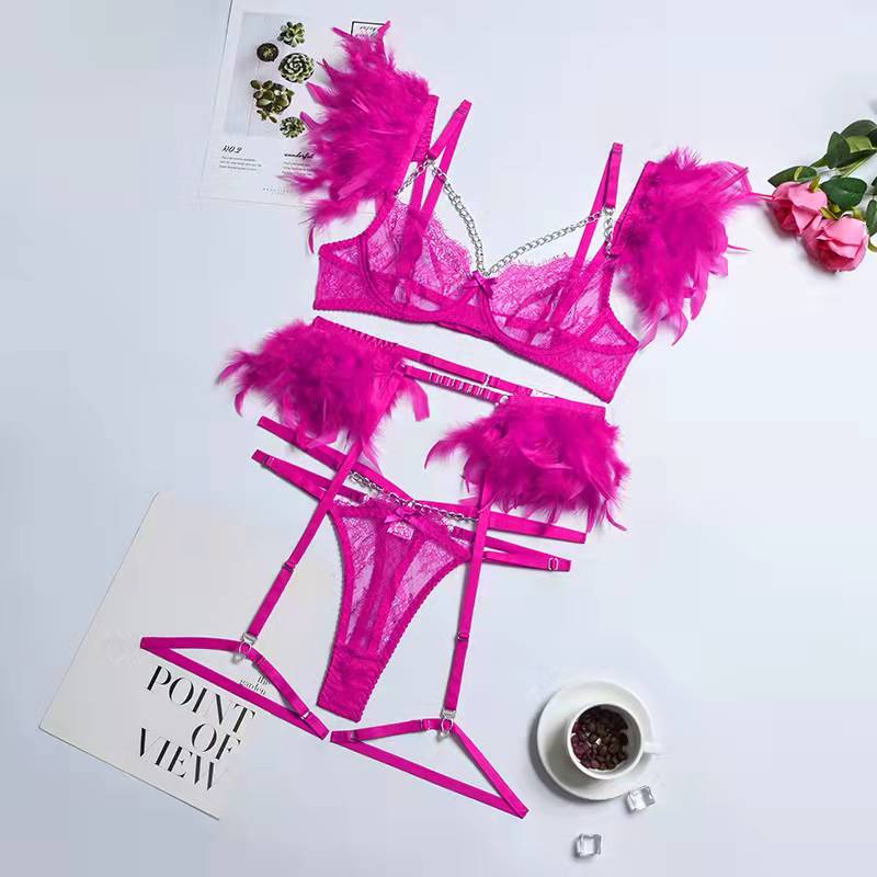 Mirella 3-delige set: beha, string en jarretelgordel, verenigd in elegant kant, comfortabel ondergoed.