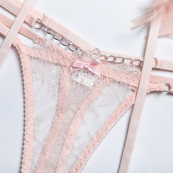 Comfortabele kanten string van de Mirella lingerieset, 3-delig, als verleidelijk dames ondergoed.