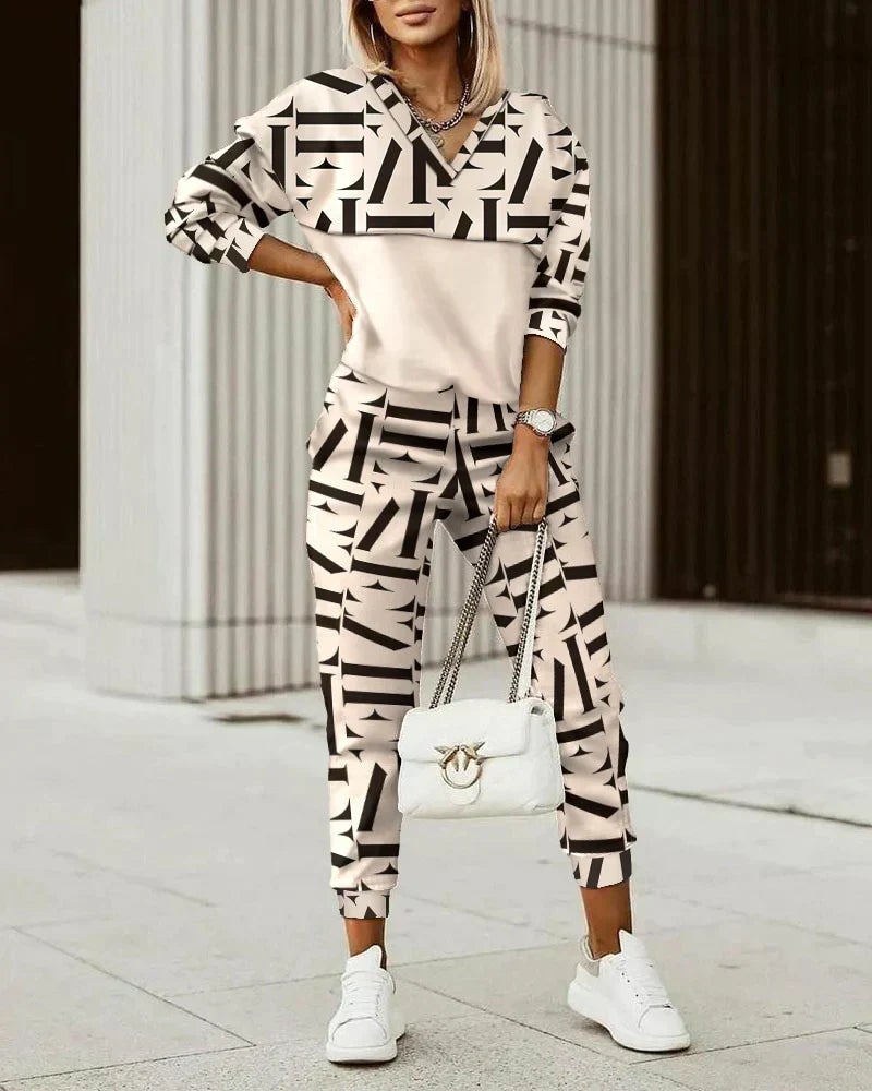 Dames modern comfort trainingspak set Mira, ideaal voor stijlvolle vrije tijd of sportieve casual look.