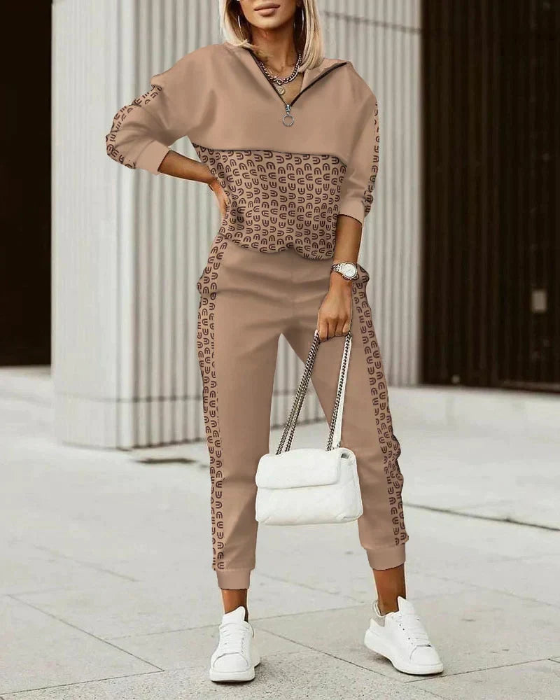 Stijlvolle dames trainingspak set Mira, modieus en comfortabel. Geschikt als complete casual outfit.