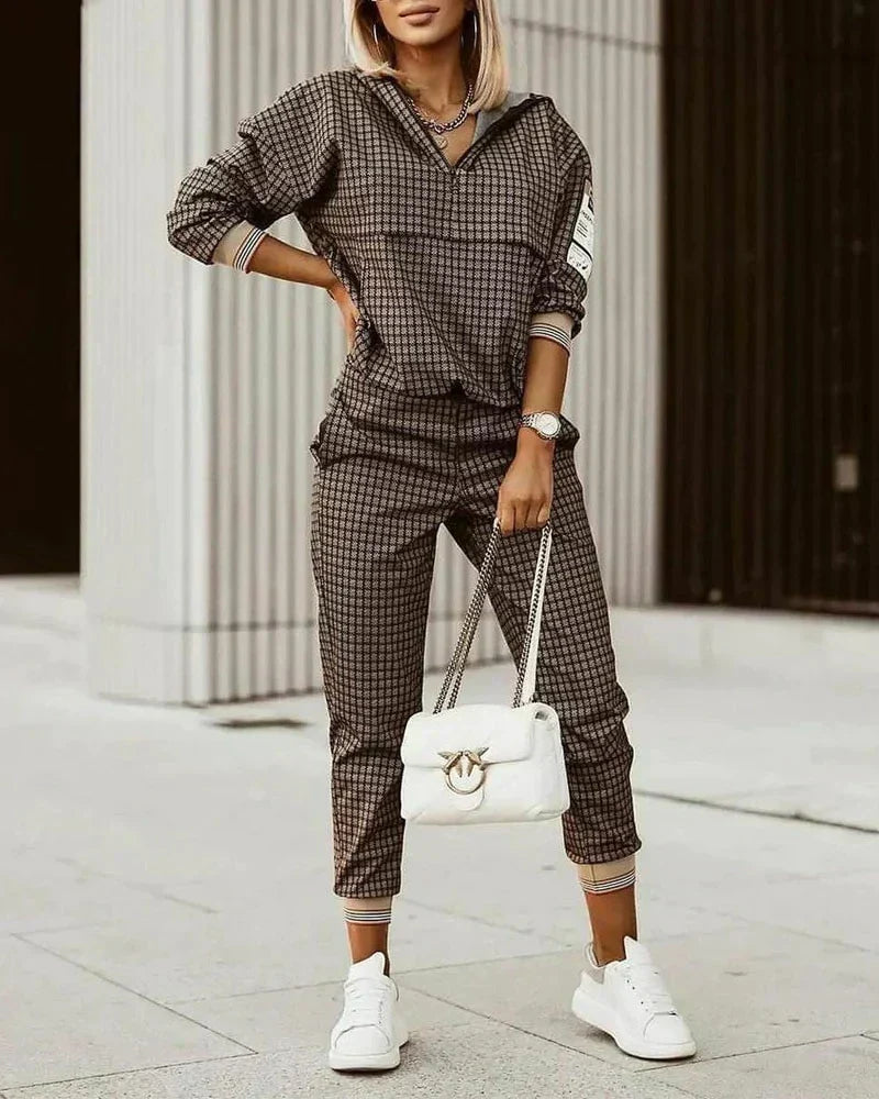 Trendy dames trainingspak set Mira, ontworpen voor comfort en stijl. Ideale set voor elke vrije tijdslook.