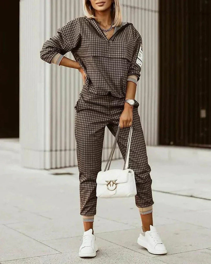 Trendy dames trainingspak set Mira, ontworpen voor comfort en stijl. Ideale set voor elke vrije tijdslook.