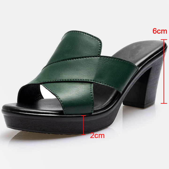 Stijlvolle dames sandalen: plateau sandalen met blokhak en slip-on design voor gemak en elegantie.