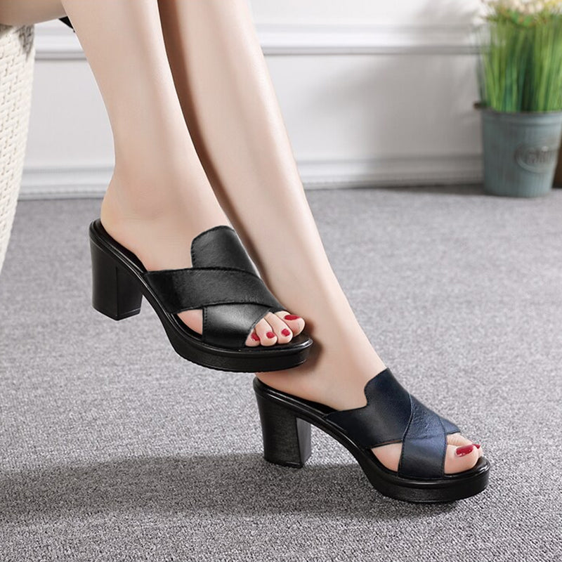 Modieuze damesmode: plateau sandalen met blokhak, kruisbanden en comfortabele pasvorm voor elke dag.