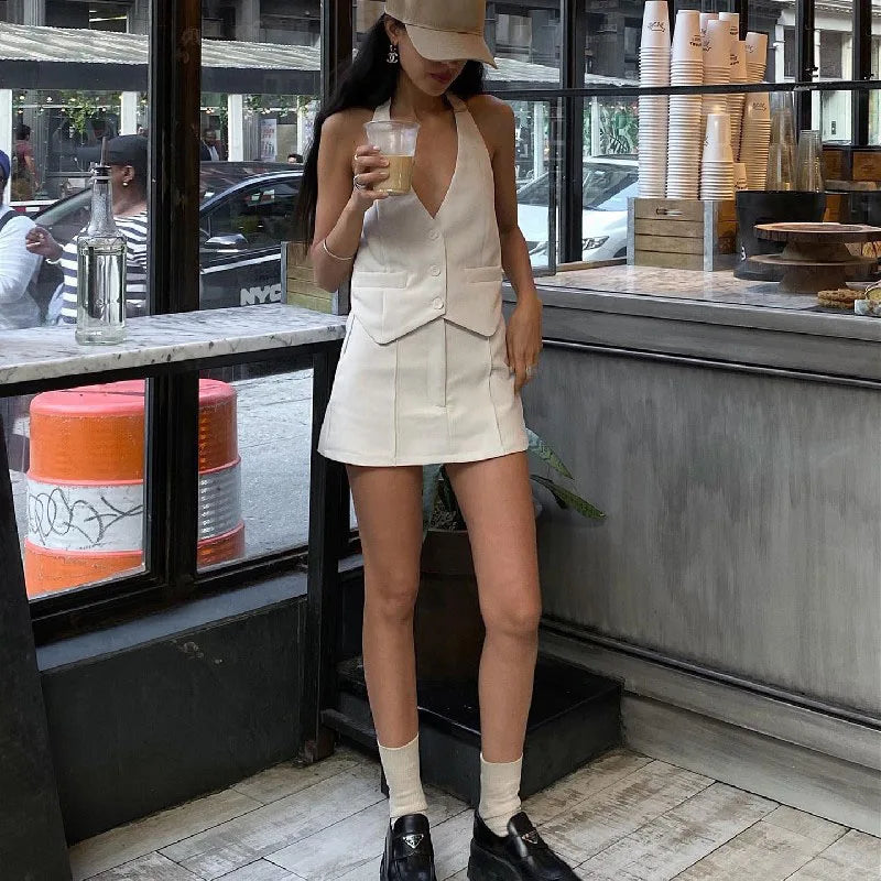 Zakelijke dames zomer kleding set in abrikoos. Moderne, stijlvolle en comfortabele tweedelige outfit voor kantoor.