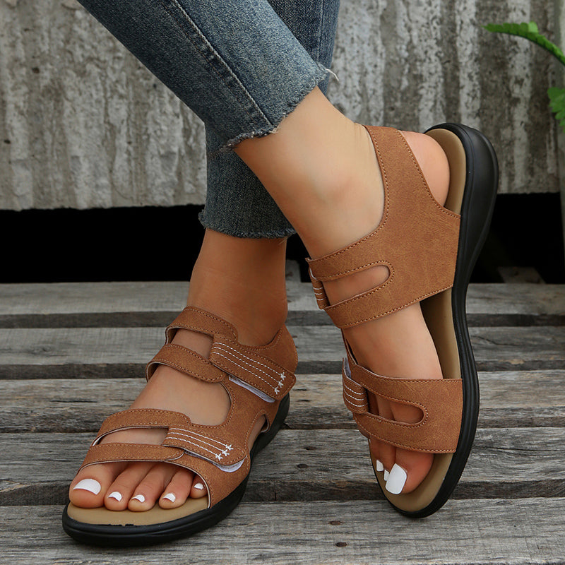 Zwarte Nina dames sandalen met verstelbare klittenbandsluitingen, ideaal voor de warme zomer.