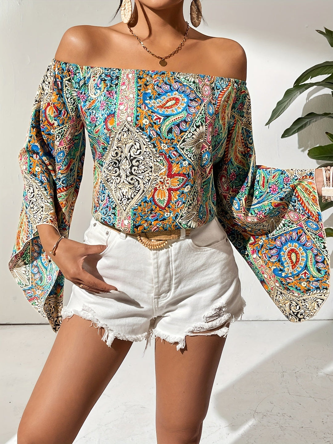 Zomerse dames off-shoulder blouse, wijdvallend met mouwen en een frisse geometrische print.