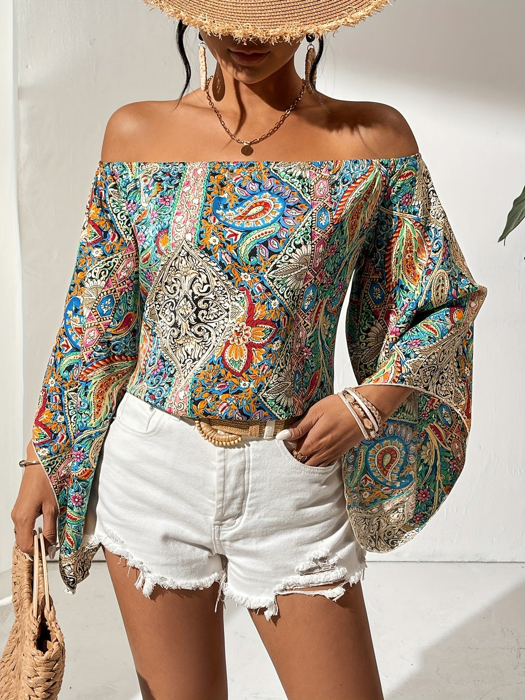 Stijlvolle dames off-shoulder blouse met moderne geometrische print, ideaal voor casual of feestelijke gelegenheden.