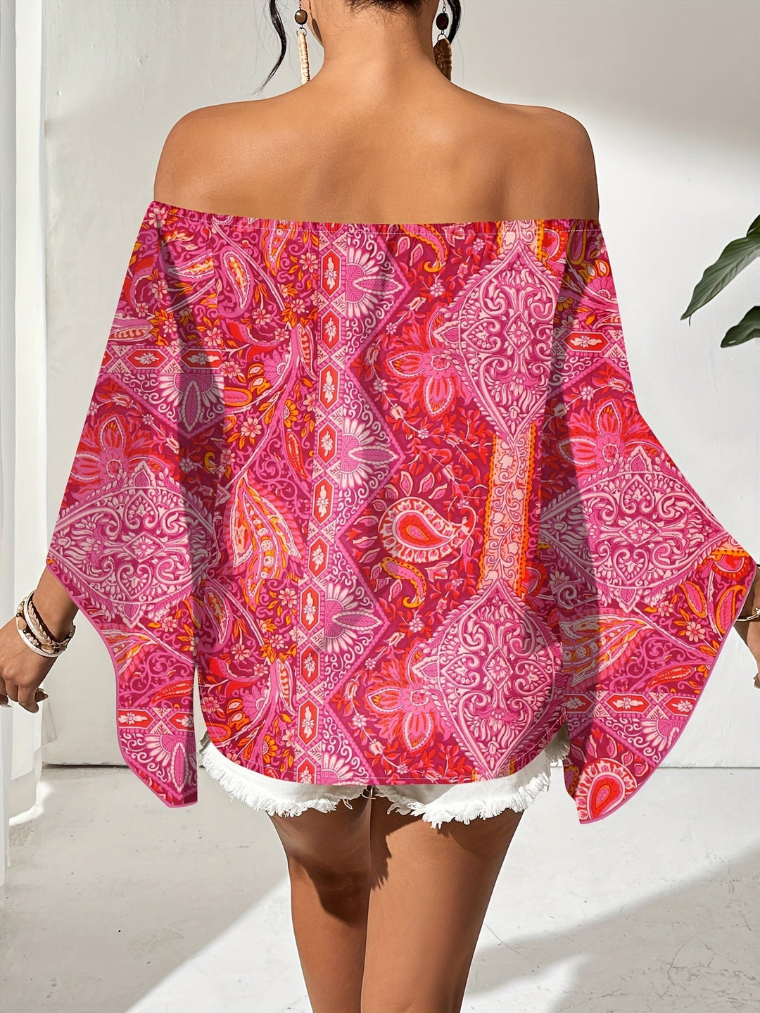 Wijdvallende dames off-shoulder blouse met dynamische geometrische print, stijlvol en trendy voor elke gelegenheid.