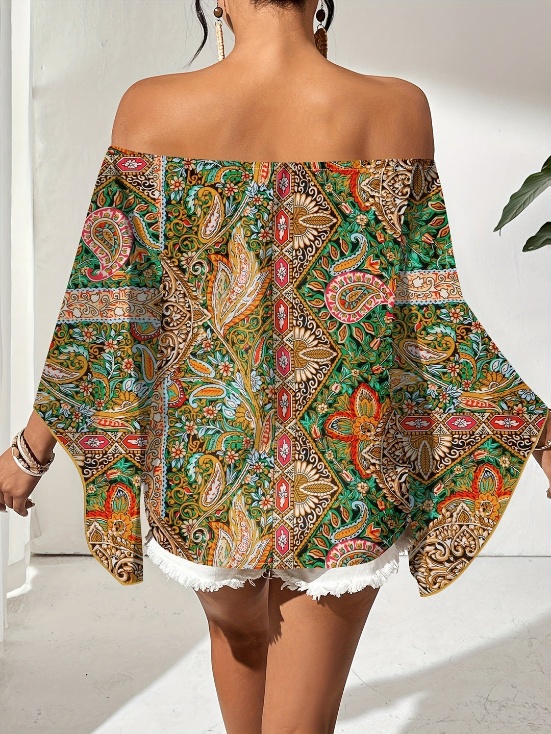 Trendy Noémie off-shoulder blouse met unieke geometrische print, geschikt voor elke damesstijl.
