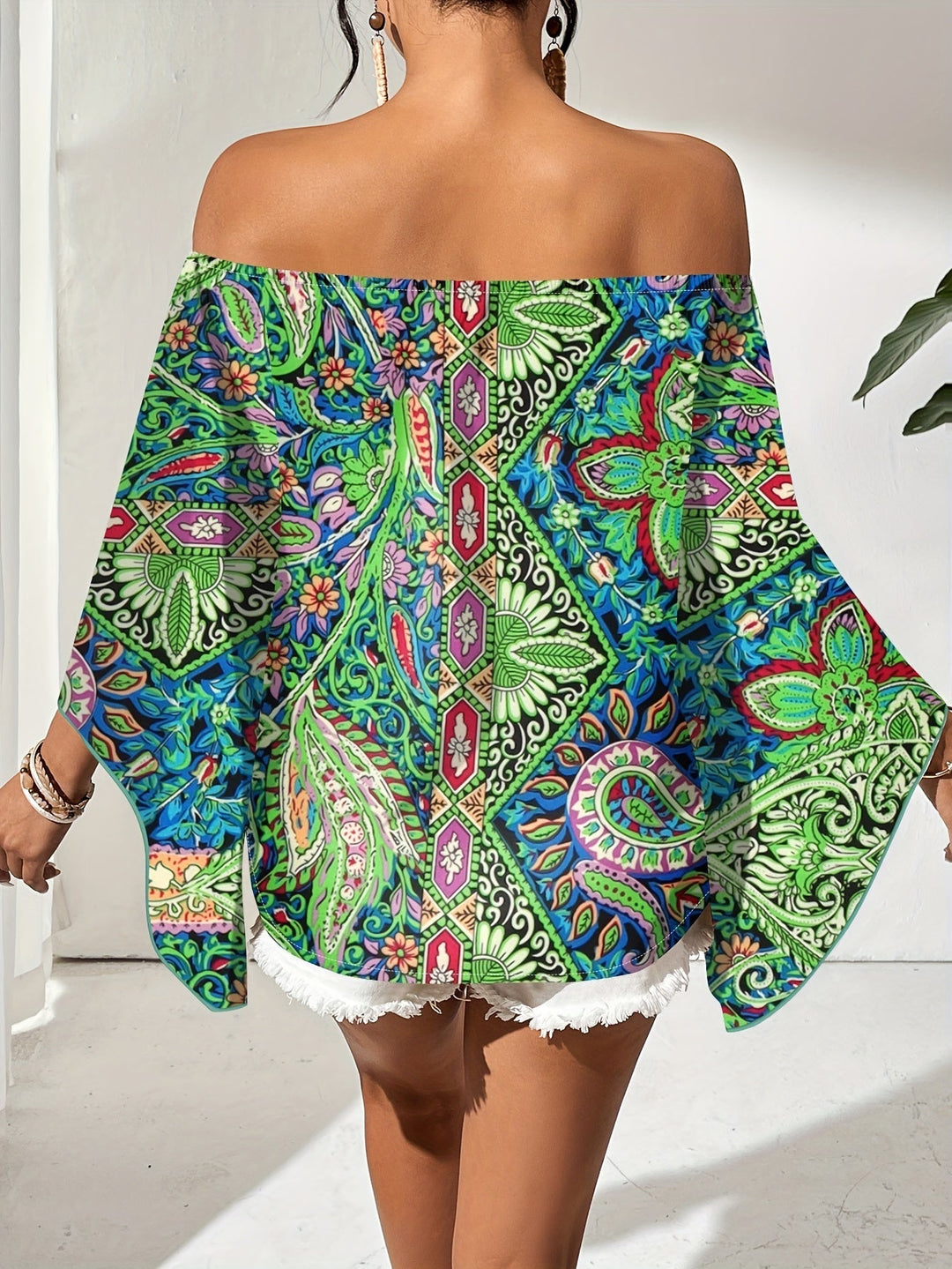 Feestelijke off-shoulder damesblouse met levendige geometrische print, een must-have voor uw garderobe.