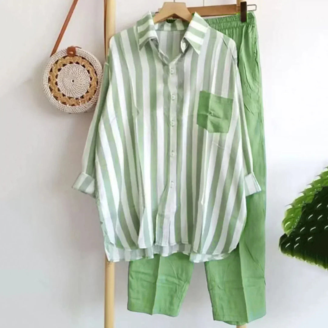 Stijlvolle dames casual blouse en broekenset voor de zomer. Relaxte pasvorm en losvallend, ideaal voor alledaags gebruik.