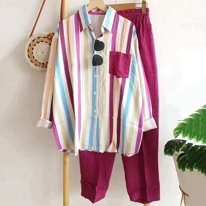 Comfortabele dames zomerset: luchtige tweedelige blouse en broek van ademende stof. Perfect voor een relaxte zomer outfit.