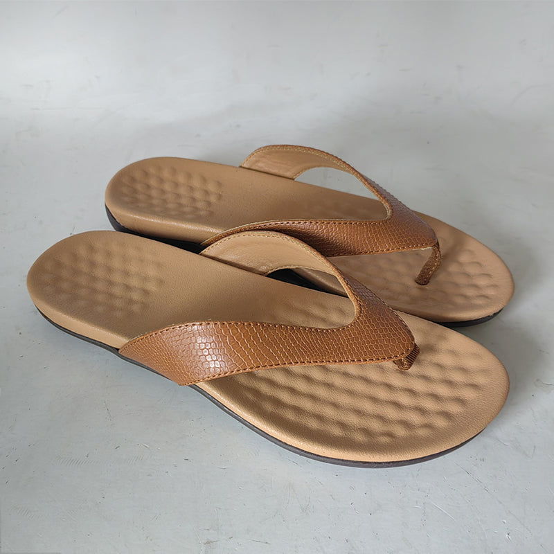 Ergonomische luxe teenslippers voor dames, model Noa. Perfecte pasvorm voor ultiem loopcomfort en zomerse elegantie.