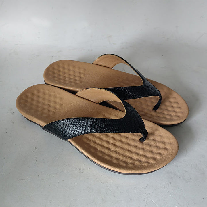 Zomerse dames teenslippers: Noa, met ergonomisch design. Geniet van luxe comfort aan het strand of op de boulevard.