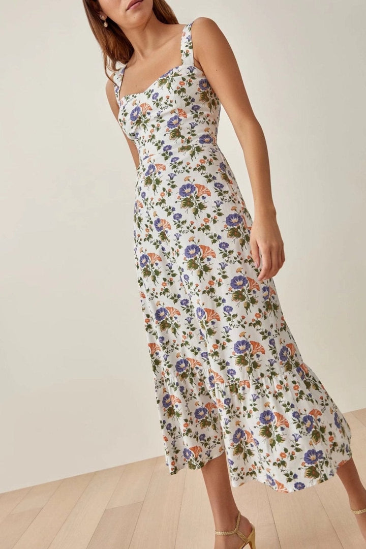 Casual zomerse dames midi-jurk met fleurige bloemenprint. Comfortabele uitlopende bandjesjurk voor warme dagen.