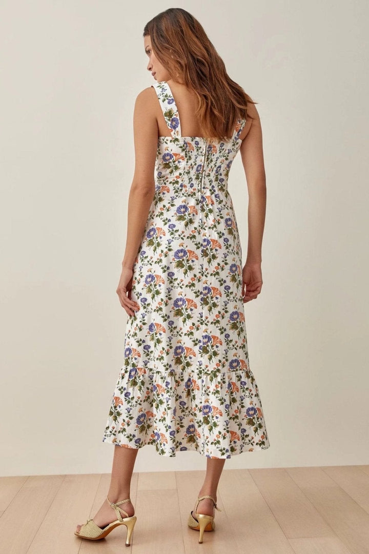 Luchtige dames midi-jurk met vloeiende uitlopende stof en kleurrijke bloemenprint. Een comfortabele bandjesjurk.