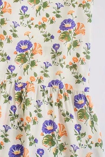 Norelle dames midi-jurk, bedrukt met delicate bloemen. Uitlopende pasvorm en verstelbare bandjes. Geschikt voor lente.