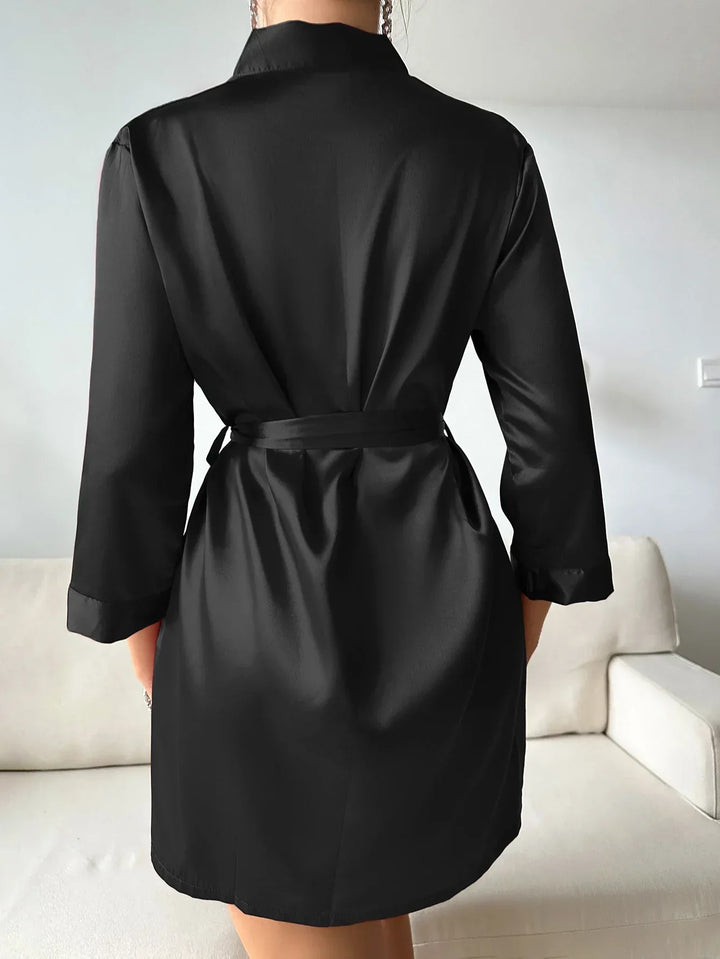 Luxe dames ochtendjurk van glanzende glacé zijde met stijlvolle vetersluiting. Perfect als nachtkleding.