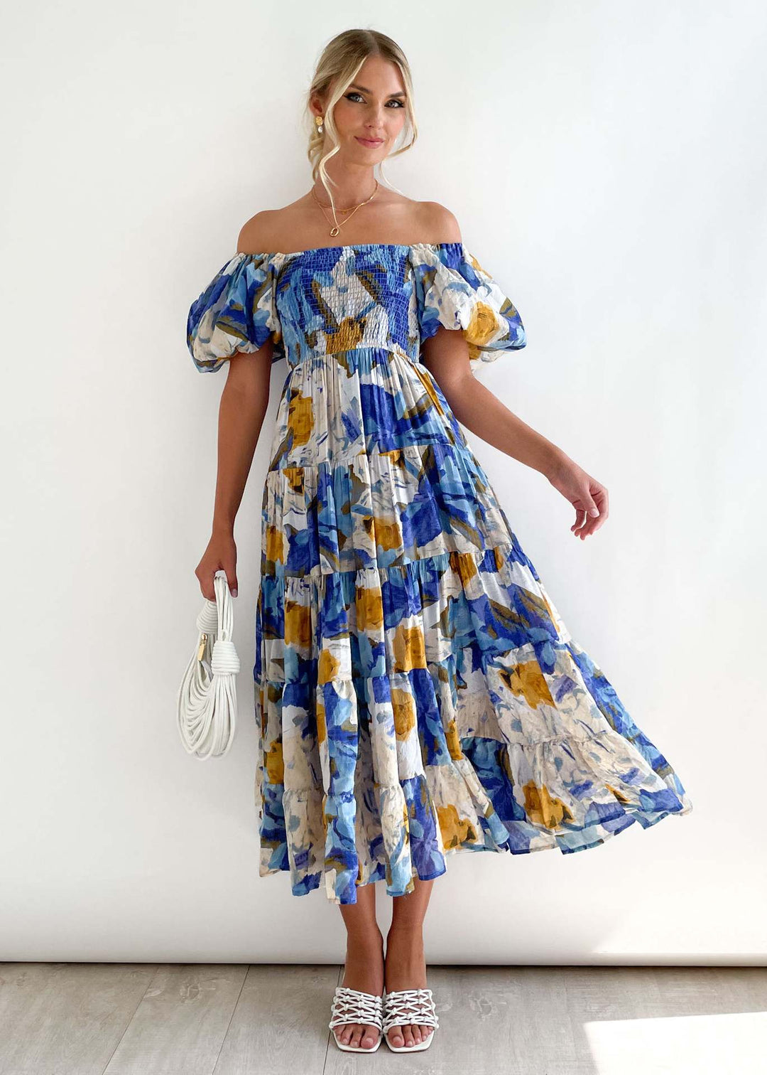 Dames off-shoulder midi-jurk met elegante ruffles, perfect voor zomerse dagen en feestjes.