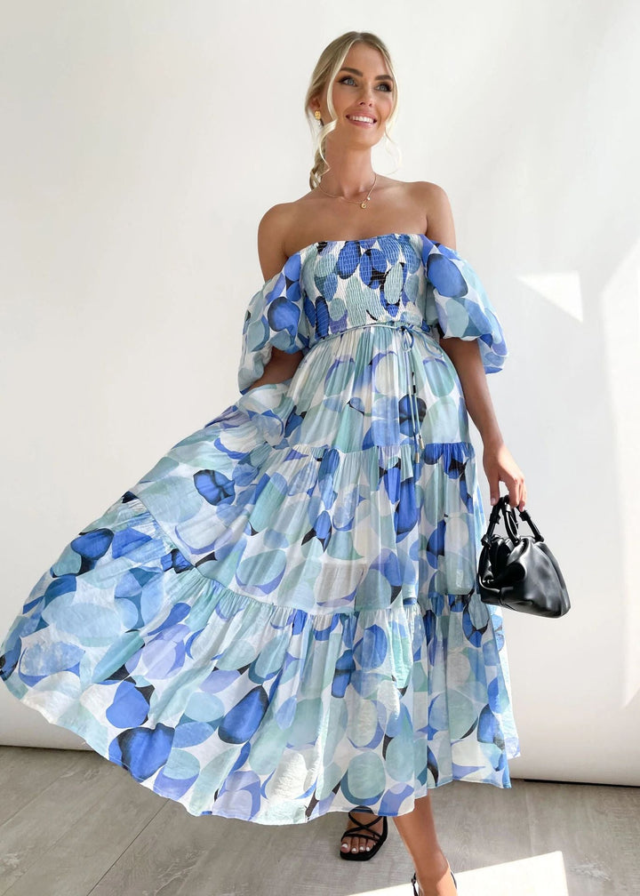 Zomerse off-shoulder midi-jurk met ruffles; een elegante keuze voor vakantie en casual chic.