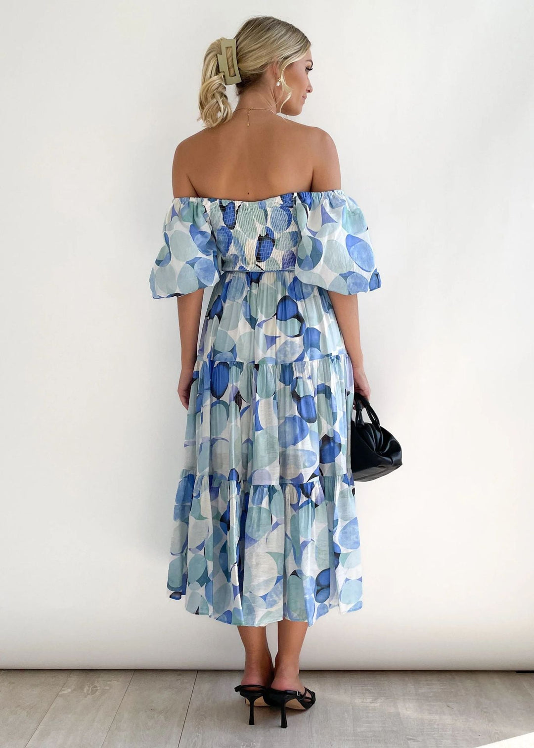 Elegante dames off-shoulder midi-jurk met ruffles, ideaal als feestjurk of zomerjurk.