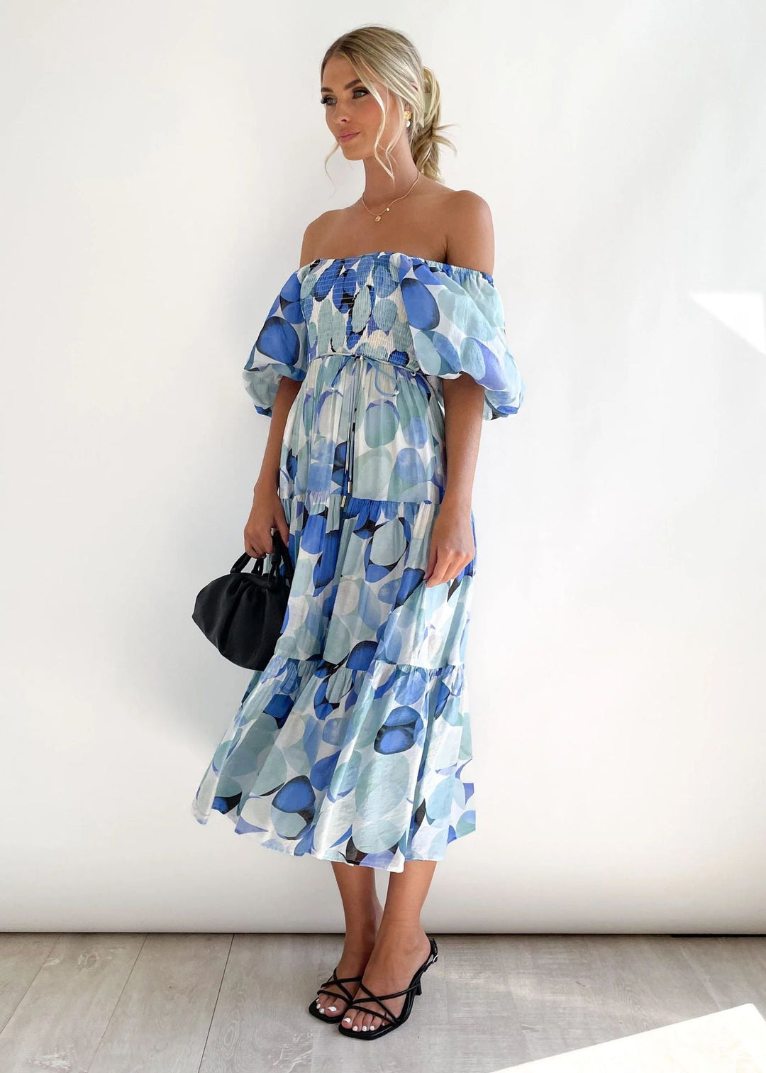 Modieuze off-shoulder jurk voor dames, halflang, met vrolijke ruffles en comfortabele pasvorm.
