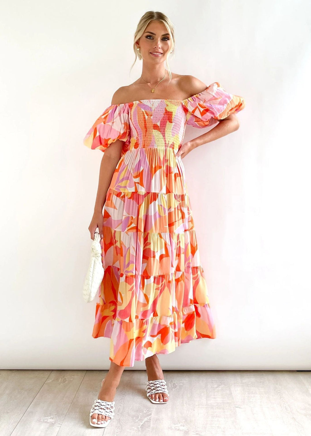 Veelzijdige off-shoulder midijurk met ruffles voor dames, perfect voor casual en feestelijke gelegenheden.