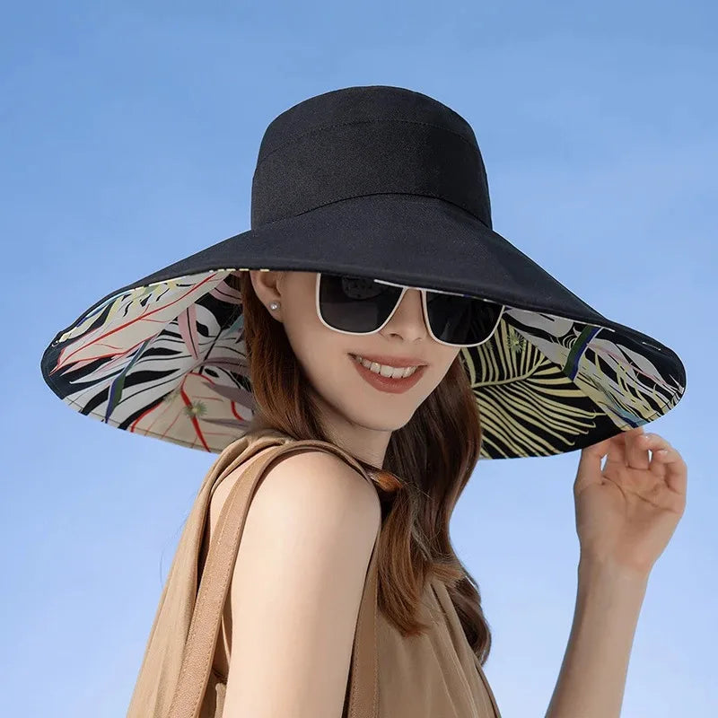 Omkeerbare katoenen dames zonnehoed Liora met brede rand, biedt UV-bescherming op strand.