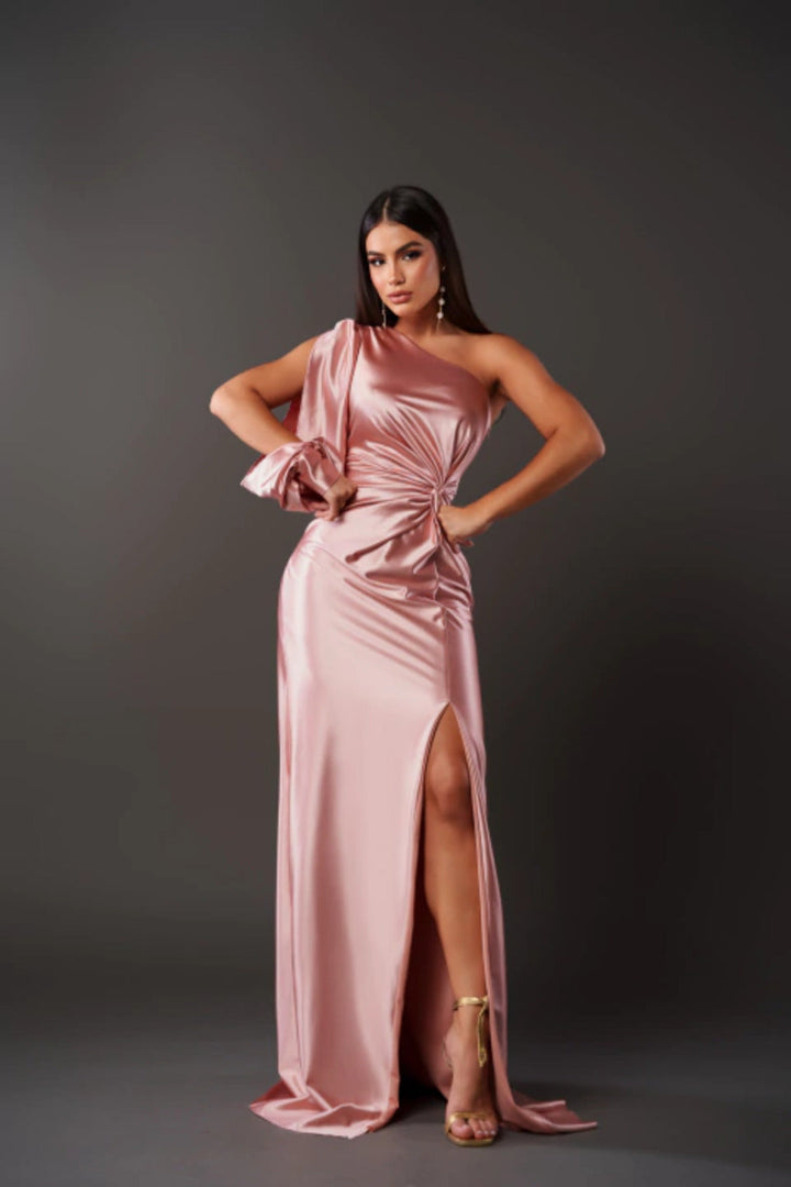 Hoymans elegante jurk: one shoulder design met flatterende split en mooie plooien, lange uitvoering.