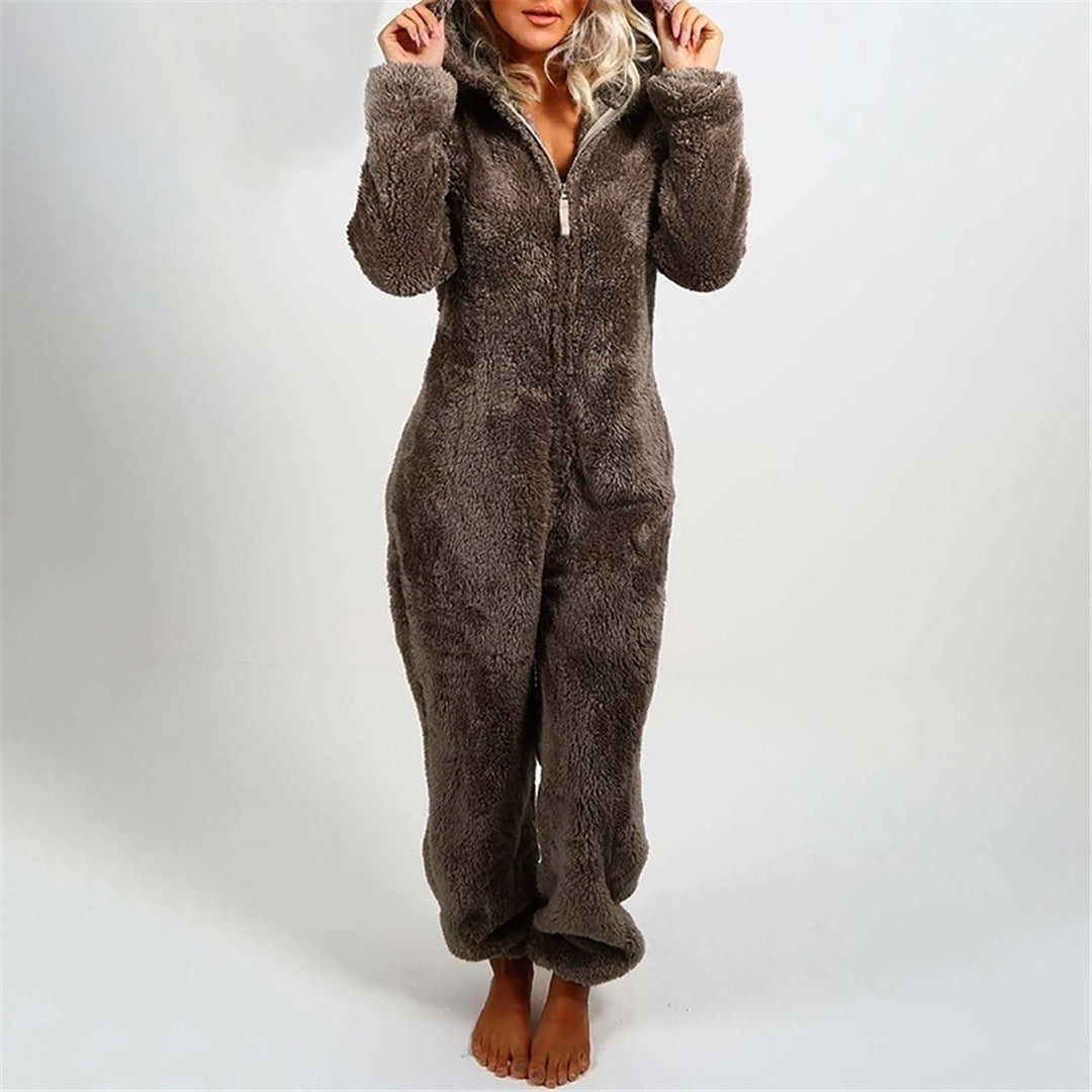 Stijlvol dames huispak, de Lola Onesie als modieuze casual outfit en comfortabele vrije tijdskleding.