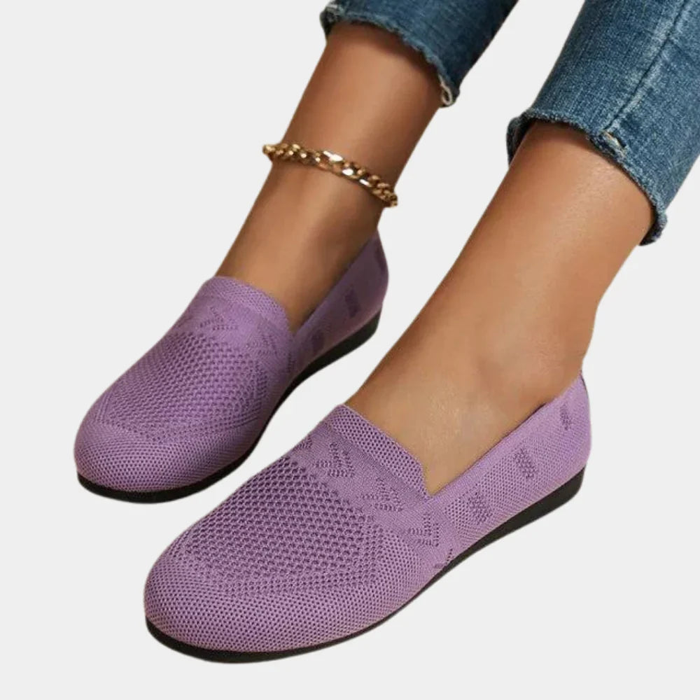 Detailopname van ademende dames ballerina schoen, zachte stof en flexibele orthopedische zool.