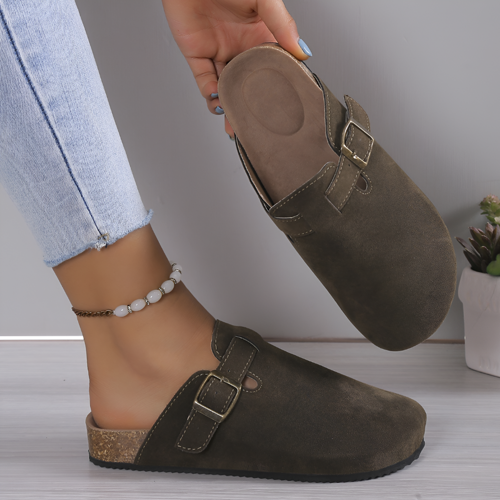 Gedetailleerde weergave van de dikke zool van de orthopedische pantoffels dames, voor maximale demping.