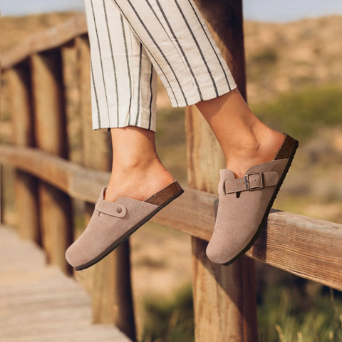 Antislip dames pantoffels voor extra grip op gladde vloeren, met focus op voetondersteuning.