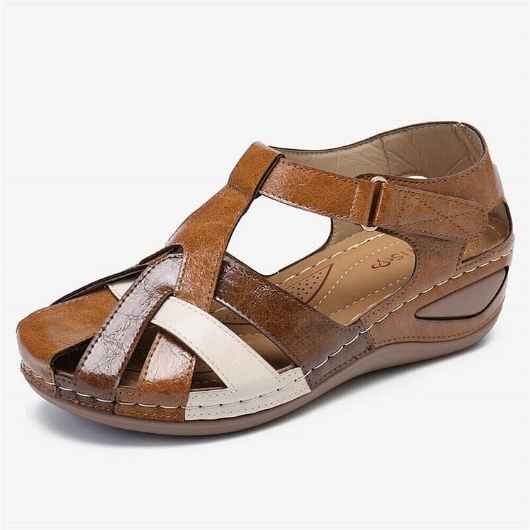 Model draagt Sophia orthopedische dames sandalen, perfect voor dagelijks gebruik en optimaal voetcomfort.
