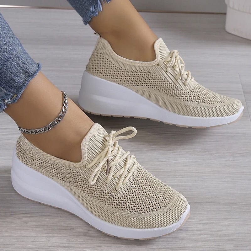 Zwarte orthopedische dames schoenen met voetboogsteun voor superieur comfort, geschikt bij voetpijn.