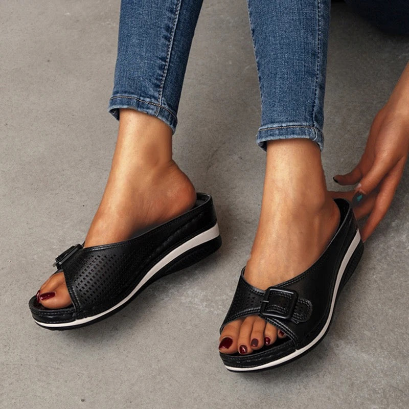Stijlvolle Lorena dames slippers, bieden comfort en ondersteuning. Perfect voor fasciitis plantaris en dagelijks gebruik.