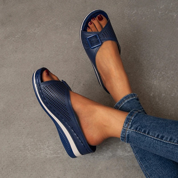 Detail van de anatomisch gevormde zool van Lorena orthopedische slippers, voor optimale voetboogondersteuning en comfort.