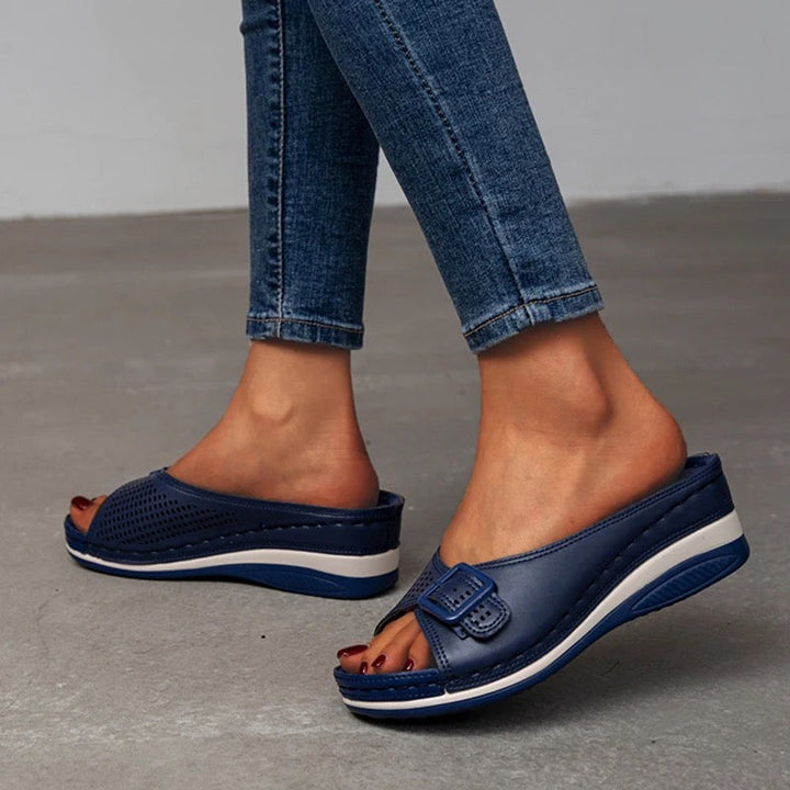 Lorena zomerslippers voor dames, combineert modieuze stijl met effectieve verlichting van voetklachten en hielspoor.
