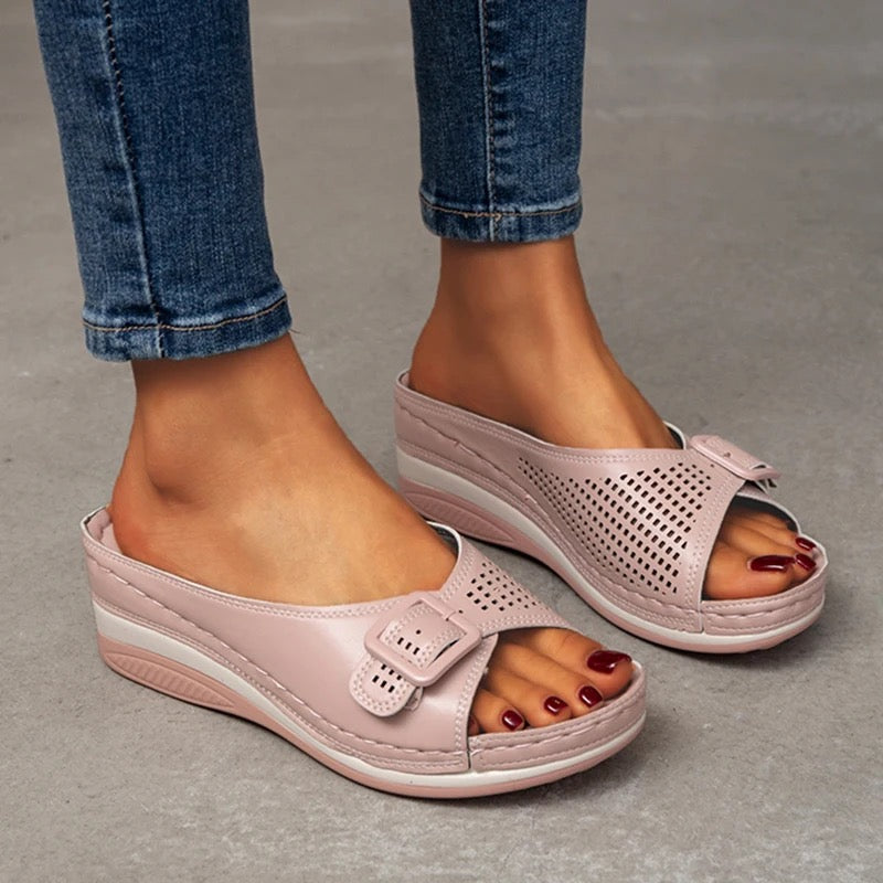Comfortabele orthopedische slippers Lorena, speciaal ontworpen voor dames met pijnlijke voeten, hielspoor & platvoeten.