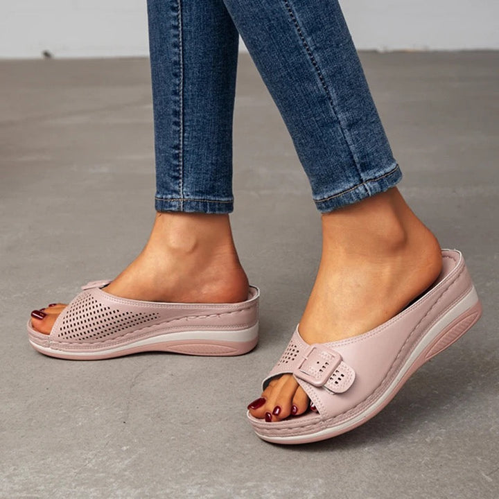 Hoogwaardige Lorena comfortslippers dames, met zachte banden en schokdemping voor gezonde voeten en optimaal comfort.
