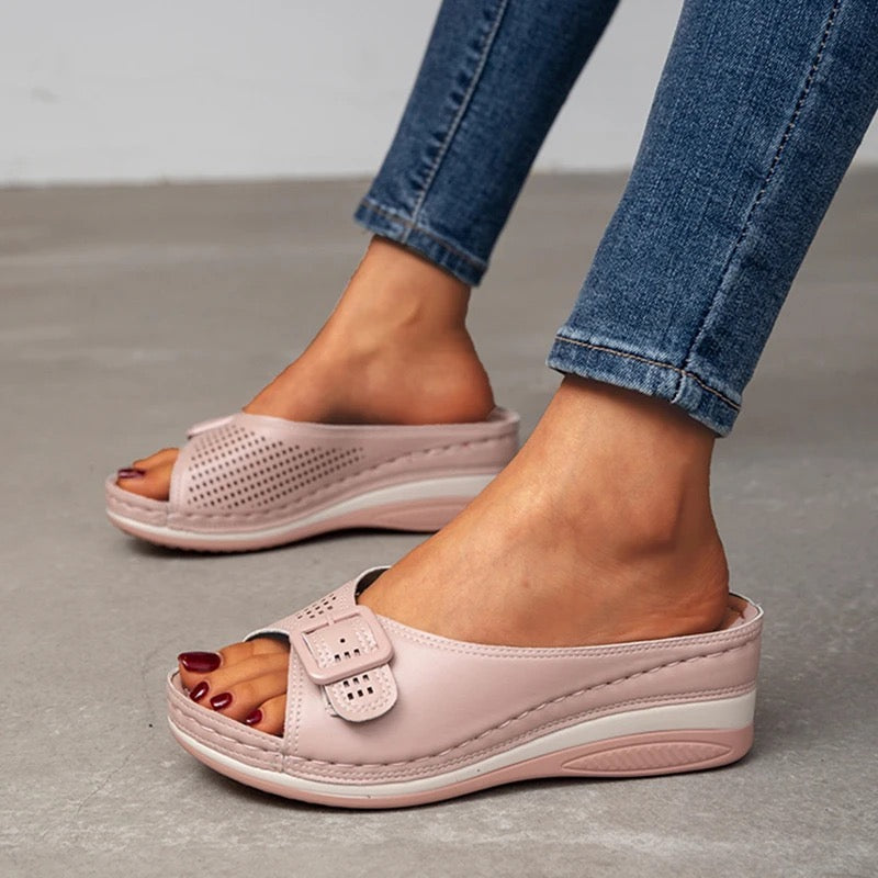 Paar Lorena dames orthopedische slippers, klaar om pijnvrije stappen en stijl te bieden, ideaal voor zomerschoenen.