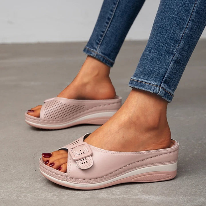 Paar Lorena dames orthopedische slippers, klaar om pijnvrije stappen en stijl te bieden, ideaal voor zomerschoenen.